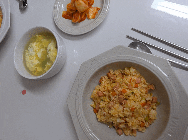 아이들도 어른들도 반하는 추억의 맛! 실패 없는 '스팸볶음밥' 레시피