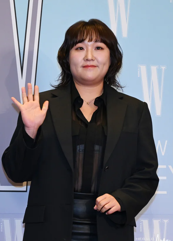 [뮤즈이슈]"그냥 이렇게 나오나" 이수지, '정치색 논란' 42일만 복귀에 싸늘