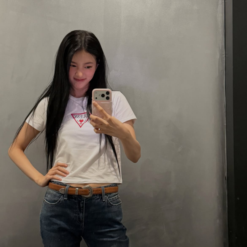 올가을 청바지 새로 사기 전 보세요… 셀럽들이 스트레이트 데님을 입는 "5가지 방법"