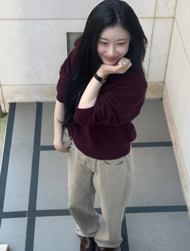 [채령 사복] 버건디 니트에 베이지 팬츠, 가을 데일리룩 제품 정보
