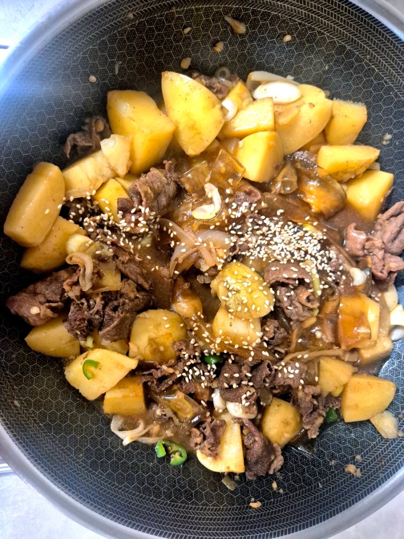 [자취 생존 요리] 소고기 감자조림 레시피: 밥 두 공기 실시간으로 증발하는 단짠 밥도둑 레....