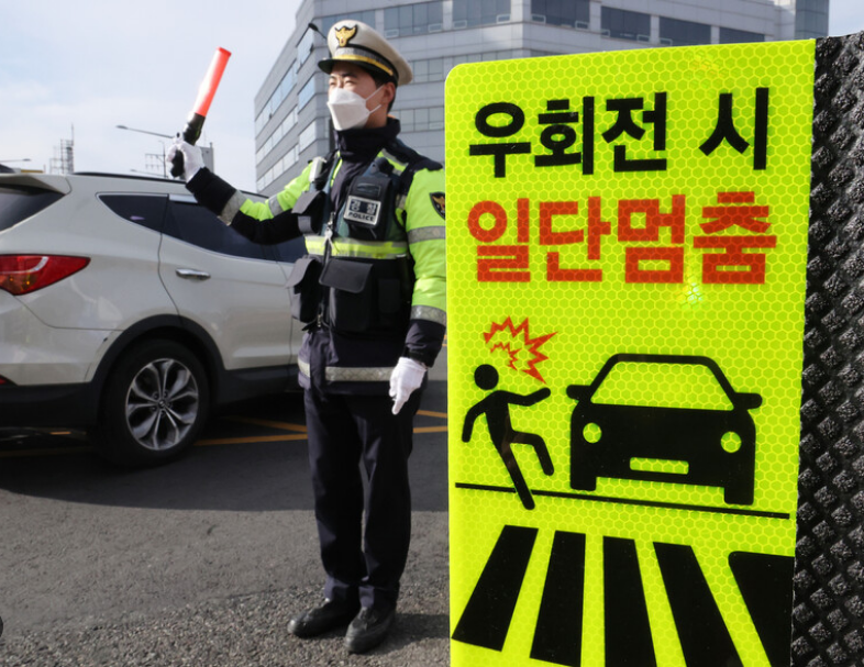 “뒤차가 빵빵거려도 가면 안 됩니다” 우회전 일시정지, 신호보다 중요한 진짜 기준