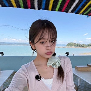 안유진 가디건 어디꺼? 5만원대 카인다미 랩 니트 가디건 가을 코디