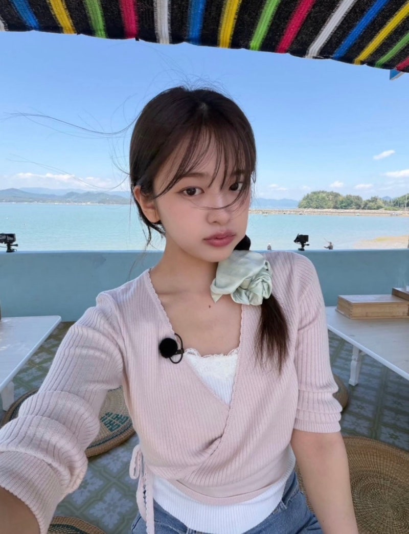 안유진 가디건 어디꺼? 5만원대 카인다미 랩 니트 가디건 가을 코디