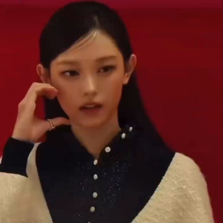 NewJeans Haerin's "Folder Bow" Greeting After 18 Months at a Public Event
