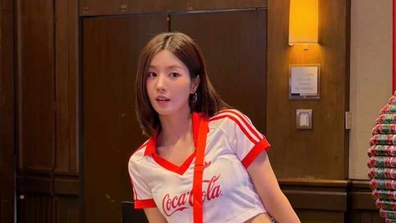 권은비 코카콜라 크롭 저지, 6만9000원…KY7571 데님조합 체형별 완벽 따라하기