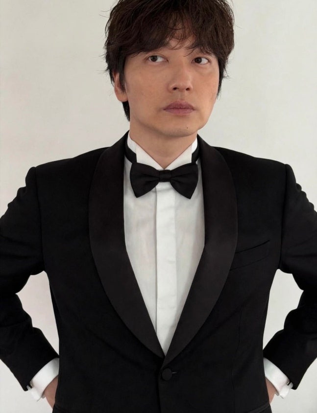 결혼 늦었다더니 턱시도까지... 이동휘 사진 4장에 반응 갈린 이유