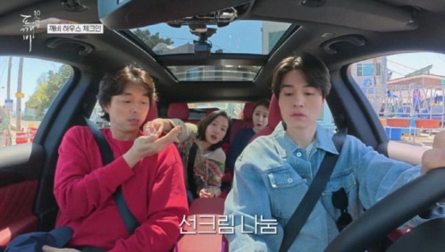 Do I still need sunscreen in autumn? The price of Kim Go-eun's travel essential