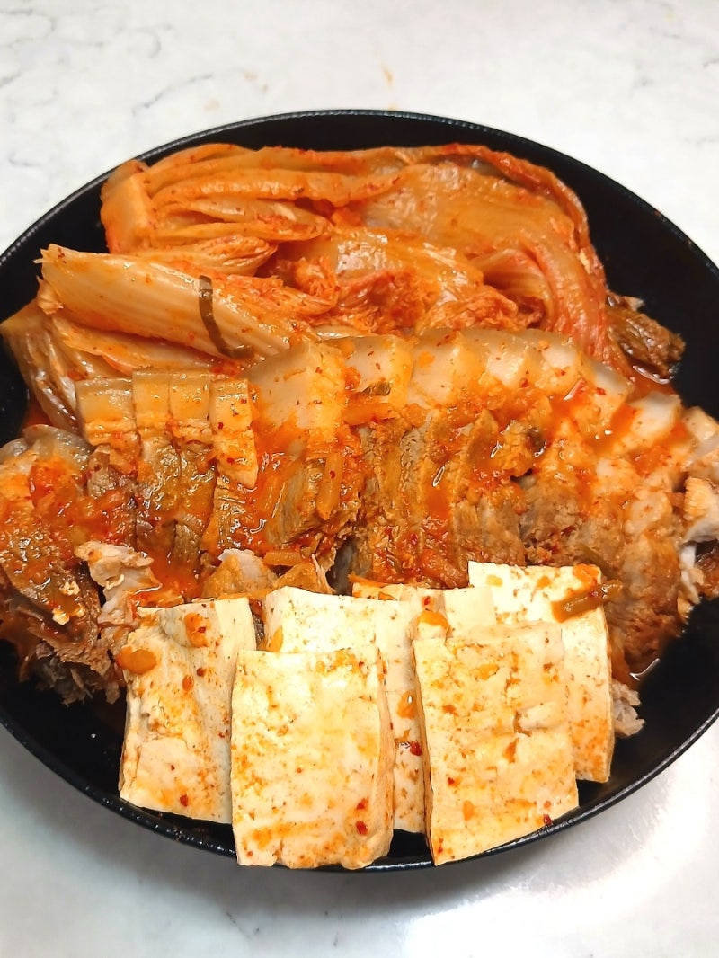 앞다리살 통째로 넣고 푹 끓이면 끝, 김치찜 치트키