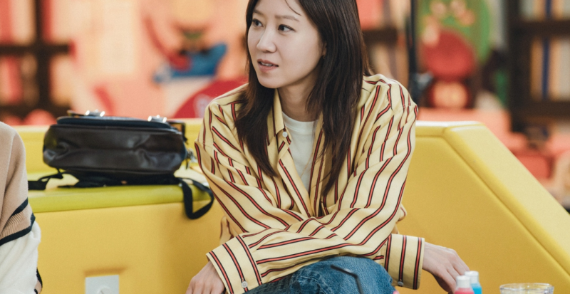 옷만 갈아입었는데 다른 사람? 46세 공효진 유부녀 킬러 검정 봄버자켓과 터틀넥 워크재킷