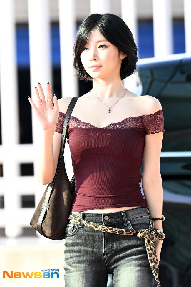 베이비몬스터 아사 공항 사복 패션 숄더백 스웨이드 가방 어디 거? @쿠론(COURONNE) 가을 데일리....