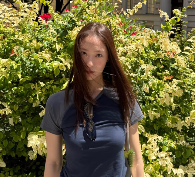 "독보적 냉미녀의 위엄"… 크리스탈 정수정, 오스트리아 빈을 사로잡은 시크한 미모