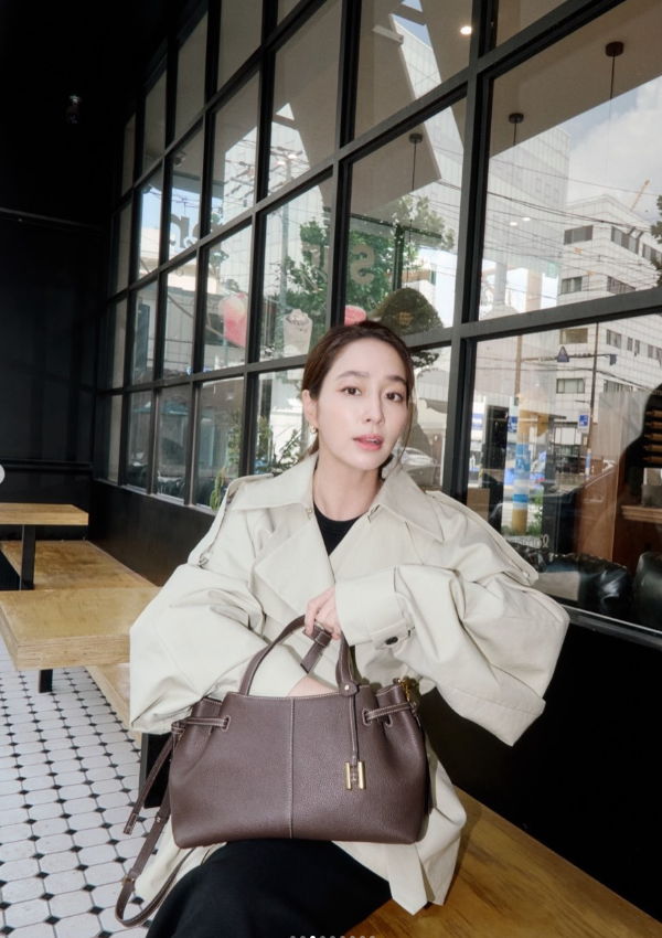 이민정 카페에서 든 가방 얼마길래…꾸민 듯 안 꾸민 듯한 패션 알고 보니