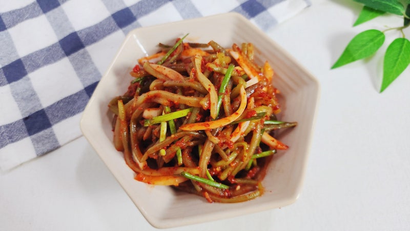 제철반찬 요리 고구마순 김치 레시피 고구마줄기 김치 만드는법 껍질 손질과 삶기
