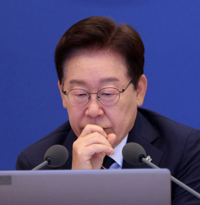 [정치 분석] 이재명 대통령 지지율 37.4% 최저치 폭락, 중도층 이탈이 결정타?