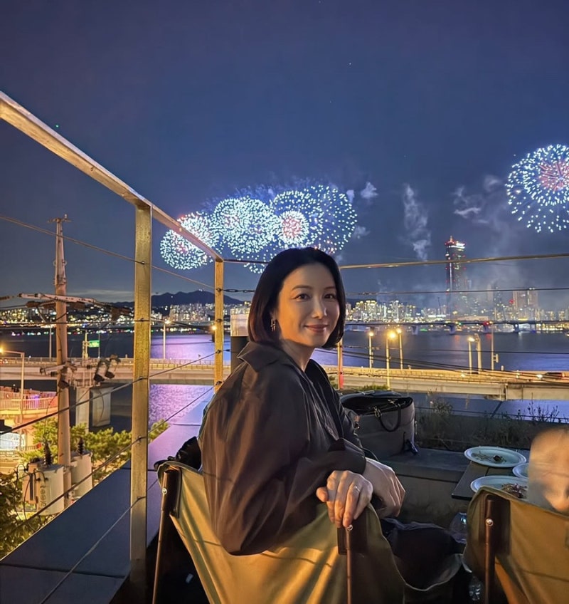 “이 인파를 뚫고 갔다고?” 김옥빈, 두 여동생과 2026 서울 불꽃축제 찾은 근황