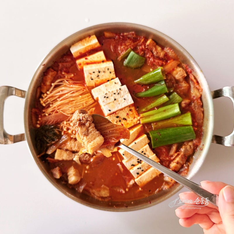 돼지고기 김치찌개 쉽고 맛있게 끓이는 법 삼겹살김치찌개레시피