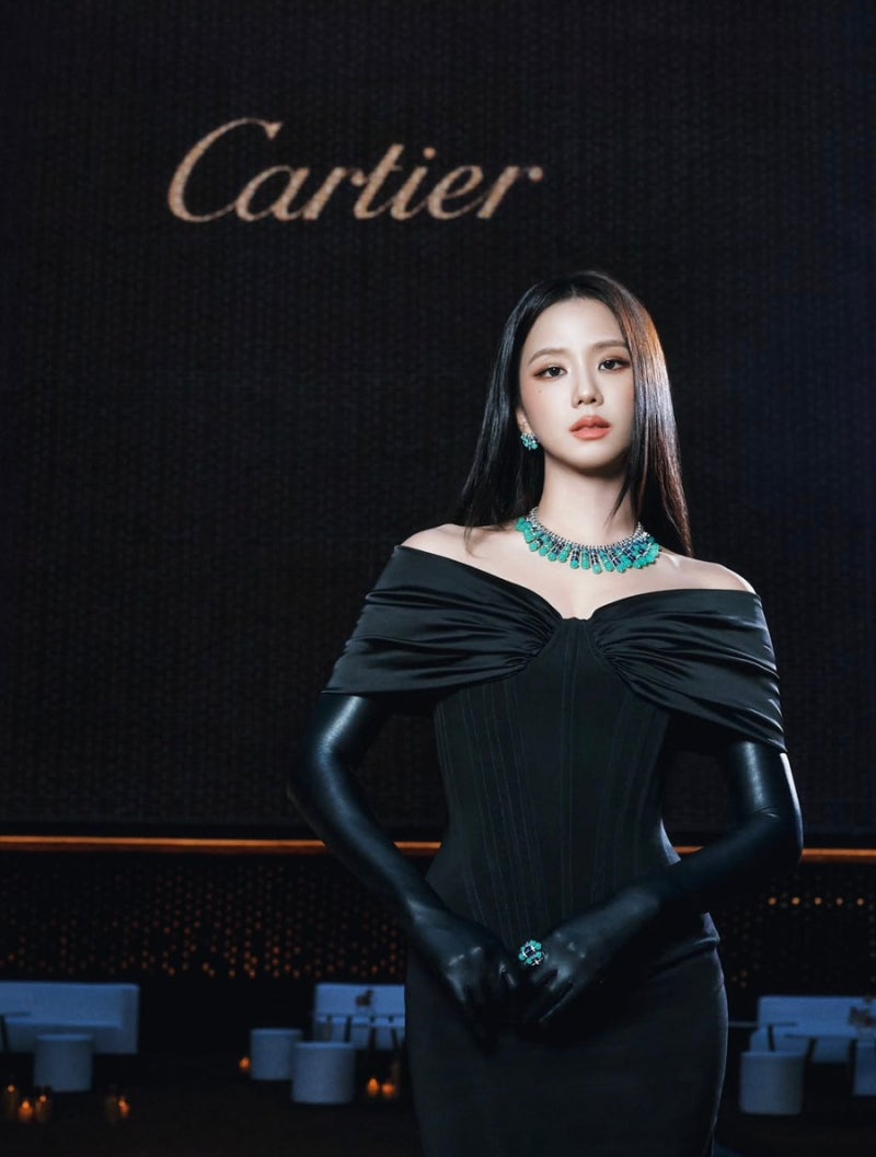 블랙핑크 지수 까르띠에 디너룩, 에메랄드 주얼리와 블랙 오프숄더 드레스
