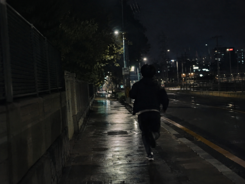 쫓기는 꿈 해몽｜누군가에게 계속 쫓기는 꿈, 도망치는 이유는?