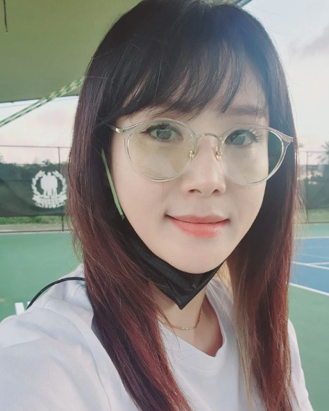“운전대 안 잡아도 알아서 간다”…비 오는 도로에서 양손 뗀 축구스타 아내
