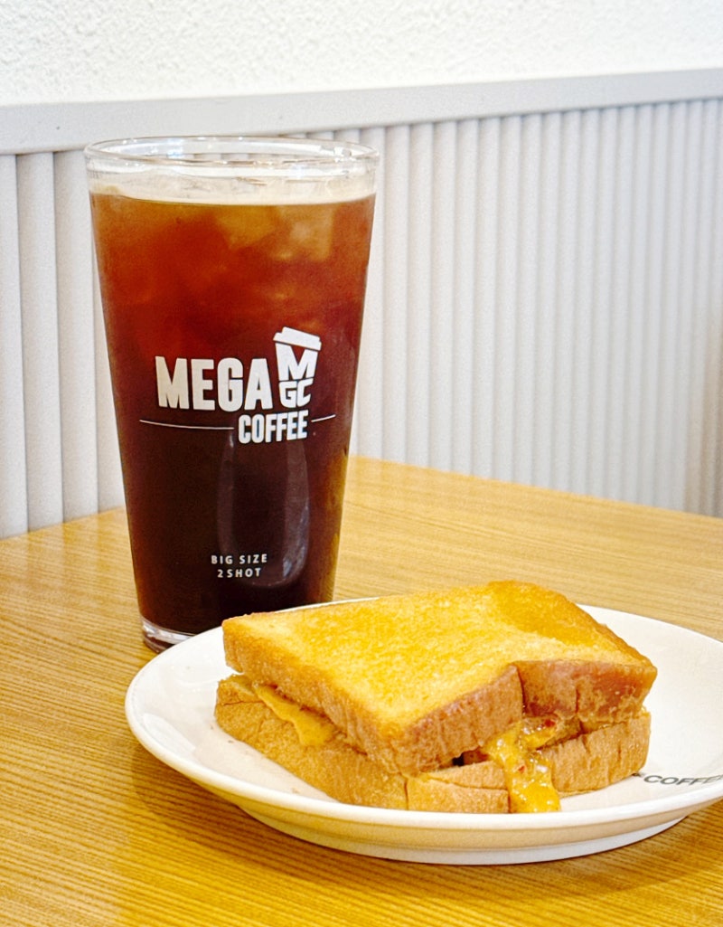 아는 맛인데 무섭다! 메가커피 메뉴 추천 중식마녀 마라 크림 새우토스트 가격 칼로리 후기