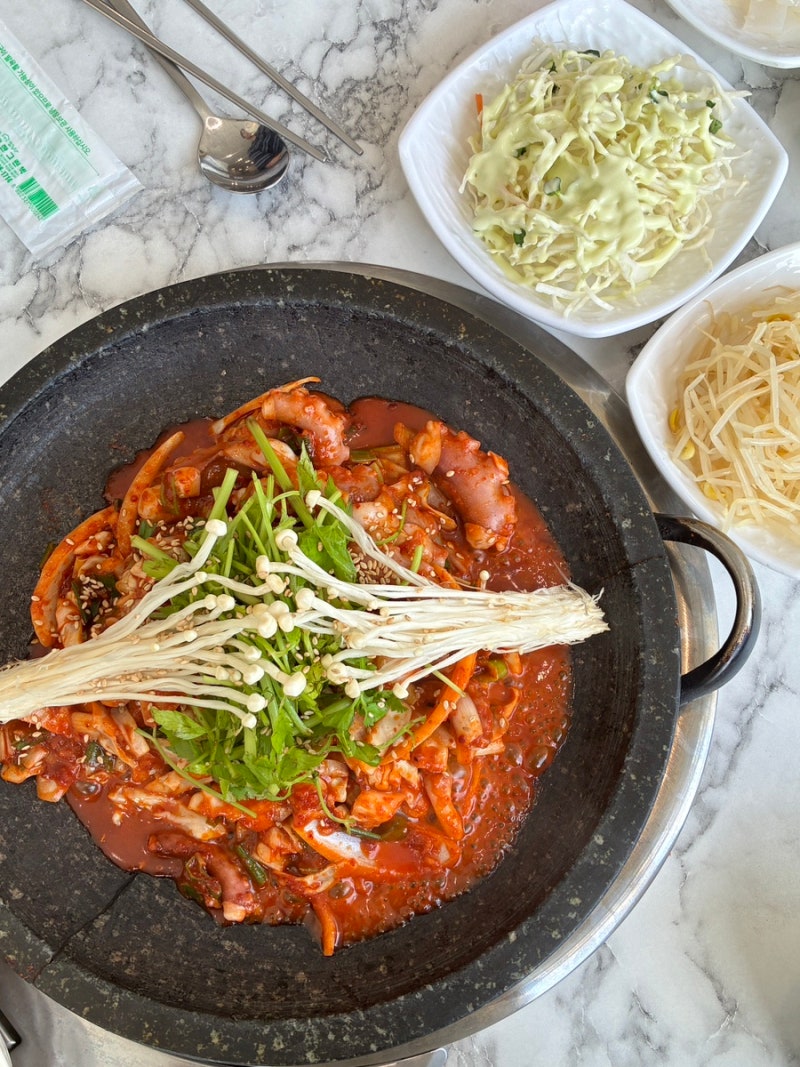 [부산/기장] 동부산롯데아울렛 해동용궁사 오시리아 맛집 찾는다면 지글지글 돌판낙지볶음 '....
