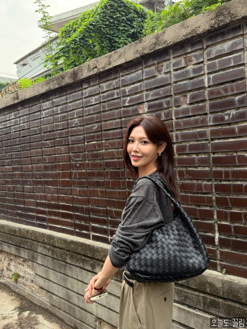 요즘 눈에 띄는 효리수 수영 명품가방, 보테가베네타 캄파나