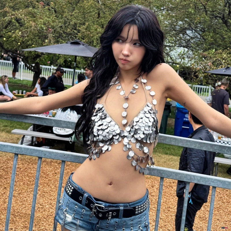 "비키니 입고 야채 싫어" 전소연 신곡에 맘카페 난리