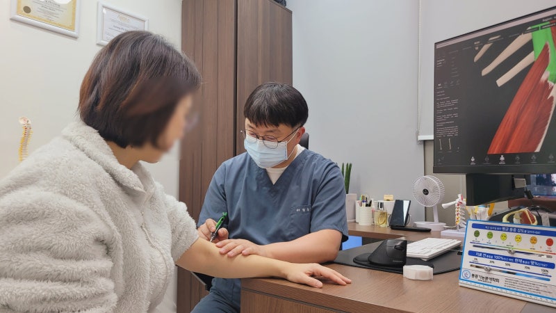 왼쪽 팔꿈치 통증 치료 방법? 치료해도 다시 아픈 이유