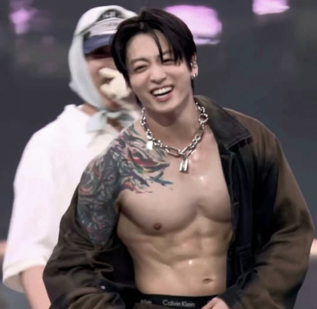 정국 비현실 복근 화제, 제이홉 반응…셔츠 넘기더니 “대체 무슨 일이야?”
