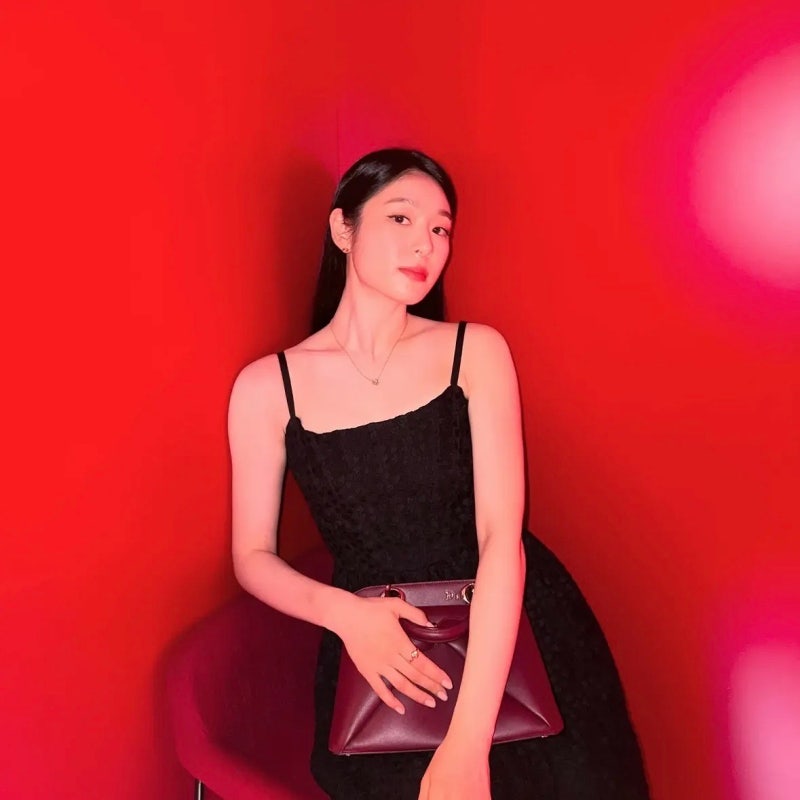 김연아 근황, 오랜만에 공식석상 등장…블랙 드레스에 든 가방은?