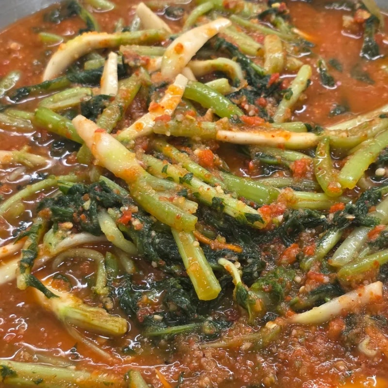더운 날 뚝딱! 실패 없는 아삭한 열무김치 담그는 법 & 맛있게 익히는 팁
