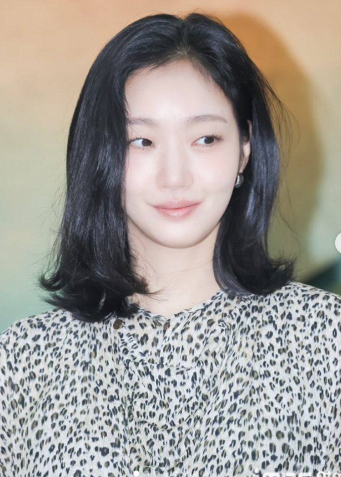 キム・ゴウンのミディアムヘア、中途半端な長さでも可愛い！ショートヘアにしたくなる自然なヘアスタイル