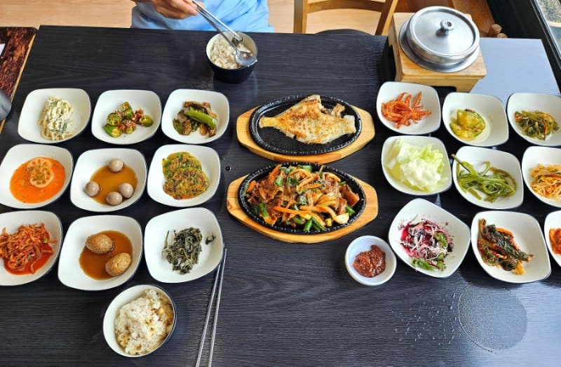 서원밸리 CC 맛집 양주 명륜재 한정식, 부드러운 제육과 잡곡 솥밥