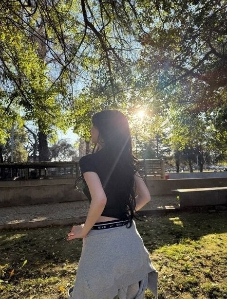 카리나의 "월요병" 사진, 단순 일상인 줄 알았는데…허리 아래가 전부였다