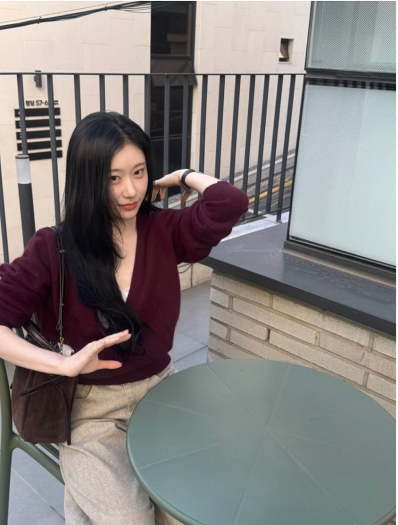 퍼플코어 ITZY 채령 딥브이넥 니트 사고싶어(브랜드, 할인팁)