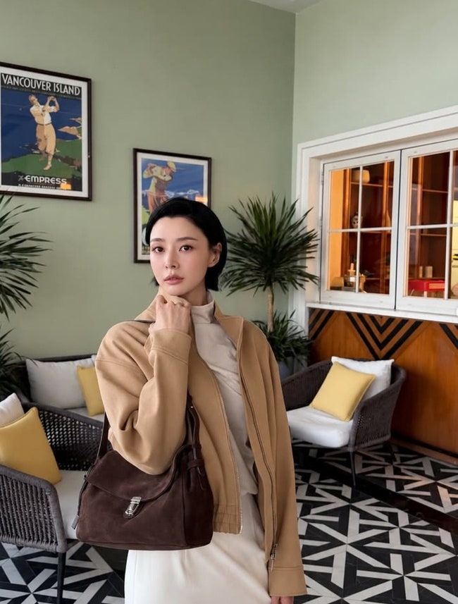 권나라 단발 머리 실화야? 베트남 다낭 뒤집어놓은 역대급 미모 근황