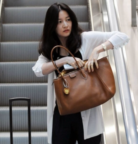 이영애 가방 브랜드 총정리, 로고 없는 가방만 들던 사람이 샤넬을 꺼낸 순간