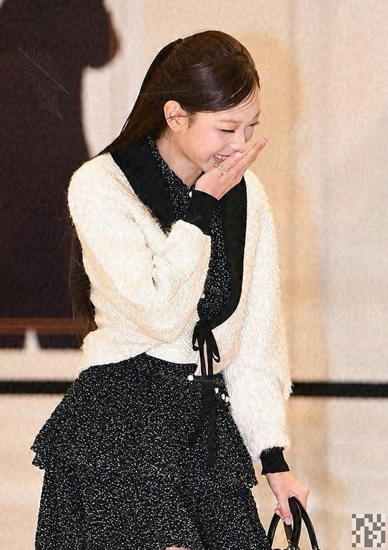 해린, 웃다가 입 가린 손동작…송곳니 사라진 치아 논란, 시술일까 성장일까