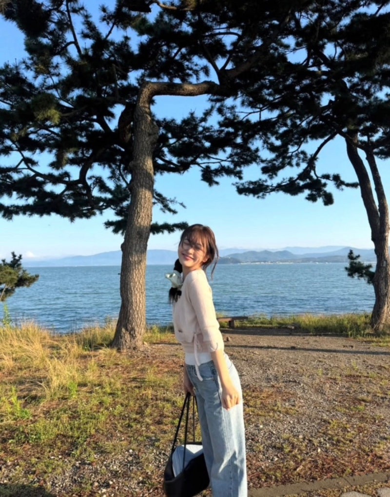 우주떡집 안유진 가디건 어디꺼? 5만원대 카인다미 랩 니트 가디건