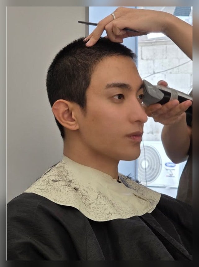 결국 울었다…세븐틴 도겸, 군 입대 전 밤톨머리로 남긴 마지막 한마디
