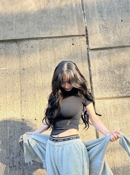 카리나 '월요병' 사진, 겉보기엔 일상인데…팬들이 24시간 넘게 난리 난 진짜 이유
