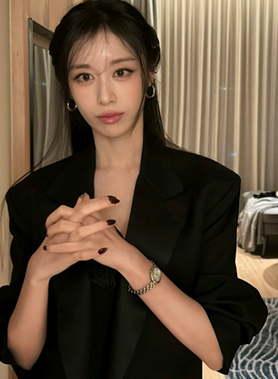 지연 시계 패션 화제, 17년 차에도 변함없는 티아라 비주얼