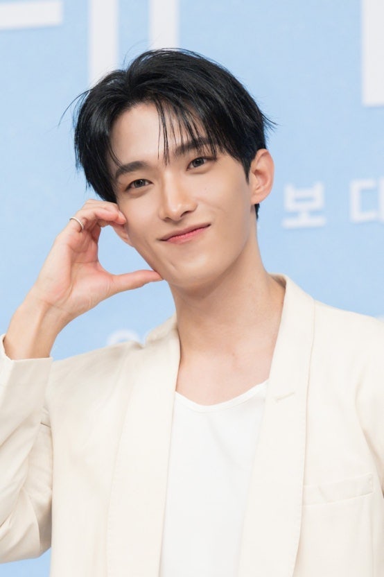 세븐틴 도겸 오늘 현역 입대, 짧아진 머리 공개 “건강히 잘 다녀올게요”