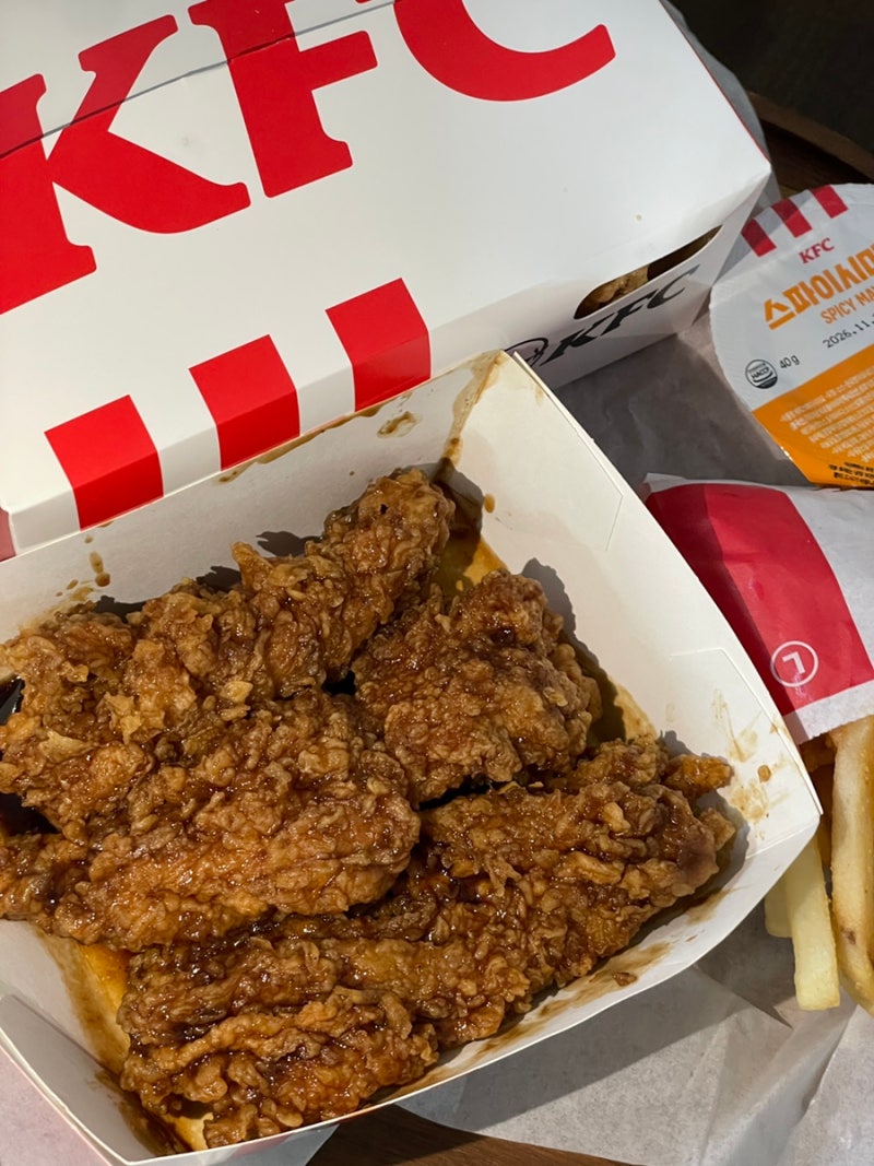 돌아온 kfc 갓쏘이치킨 통다리 충격 후기 간장치킨 재출시 !
