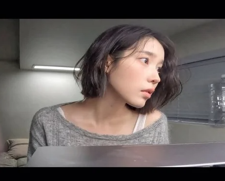 이별로부터? 아이유, 이종석 결별 후 긴머리 싹둑…단발로 돌아온 이유