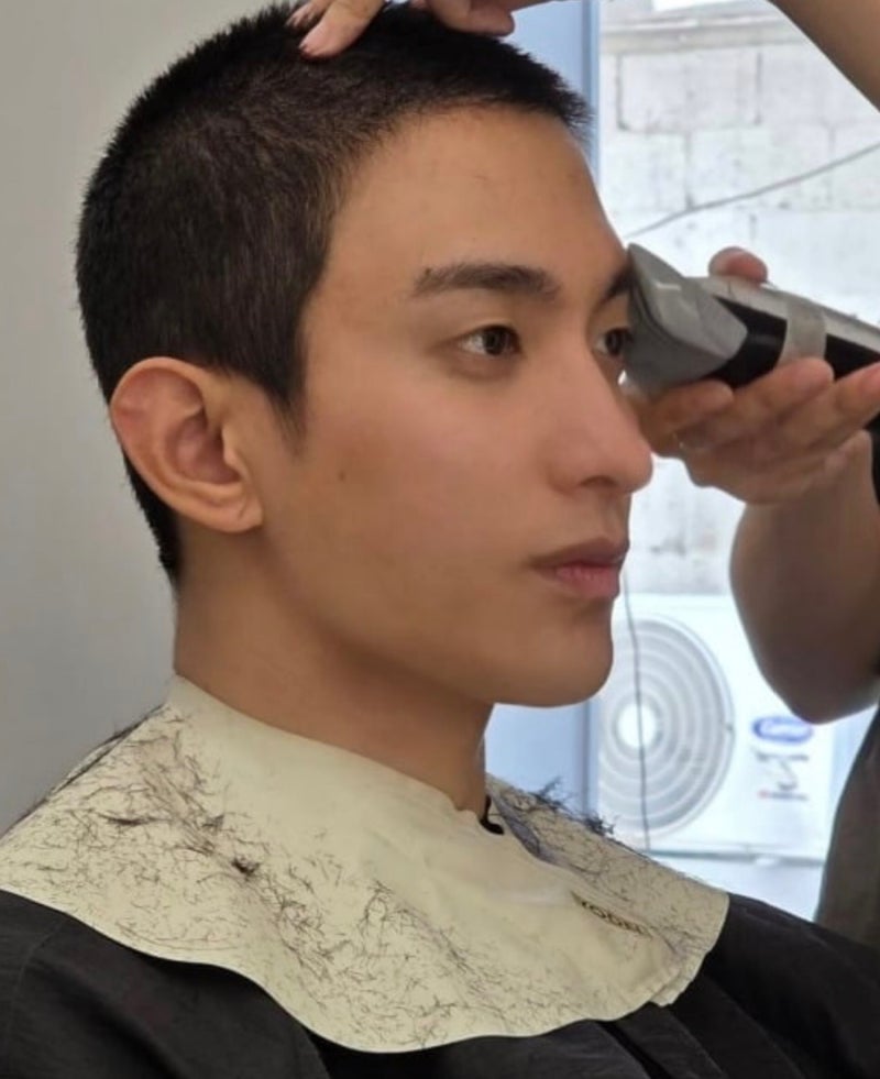 세븐틴 도겸 29세 입대, 짧아진 머리보다 더 뭉클했던 약속