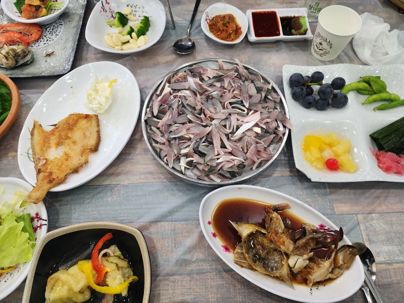 포항 죽도시장 꼬독꼬독 고소한 제철 전어회 [동대구 회 대게식당] 푸짐한 스키다시에 매운....