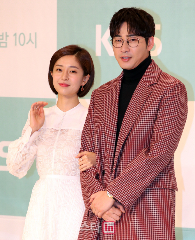 <b>열애</b>설 한 번 없던 <b>백진희</b>, 캐나다서 만난 남자와 결국 내년 1월 결....