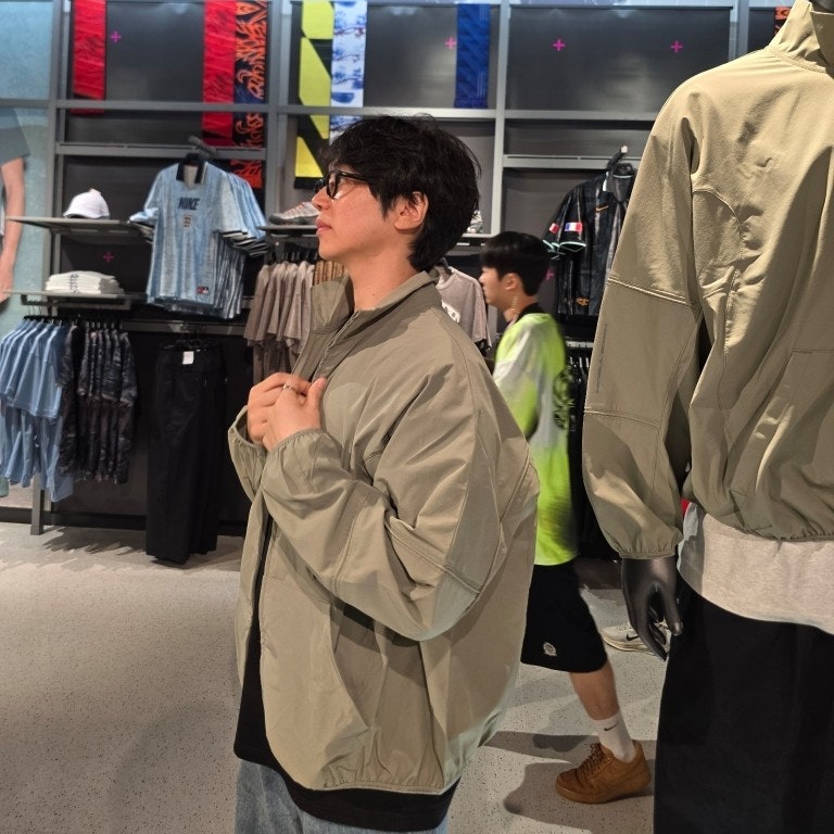 " 나이키 바람막이 헬리오스" 환절기 코디로 추천할 만한 실착 디테일